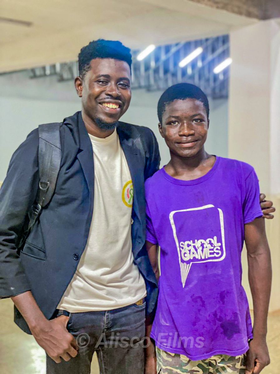 Rafiu_fishbone's tweet photo. My neighbour paid me a visit after his son spotted some drawings on my wall, He asked if I could help guide his son (Barry), who has been passionate about drawing.
So I called on Abass Safian to take Barry to the opening of #digwhereyoustand at @sccatamale https://t.co/YLbg01RORn