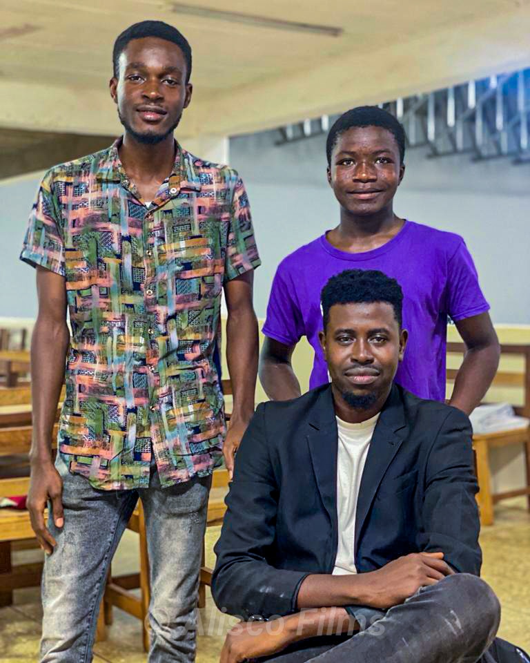 Rafiu_fishbone's tweet photo. My neighbour paid me a visit after his son spotted some drawings on my wall, He asked if I could help guide his son (Barry), who has been passionate about drawing.
So I called on Abass Safian to take Barry to the opening of #digwhereyoustand at @sccatamale https://t.co/YLbg01RORn