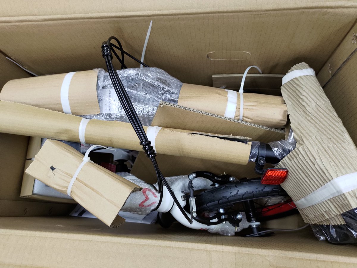 pinopino402's tweet photo. 26インチの自転車は元々あるんだけど、これ小さめの14インチ折りたたみ自転車
車載して、出先でちょっと移動するためにあれば便利だろうな~と思って買ってみた🚲
#折りたたみ自転車 #CANOVER #ちょい乗り https://t.co/65s9QVxNi6