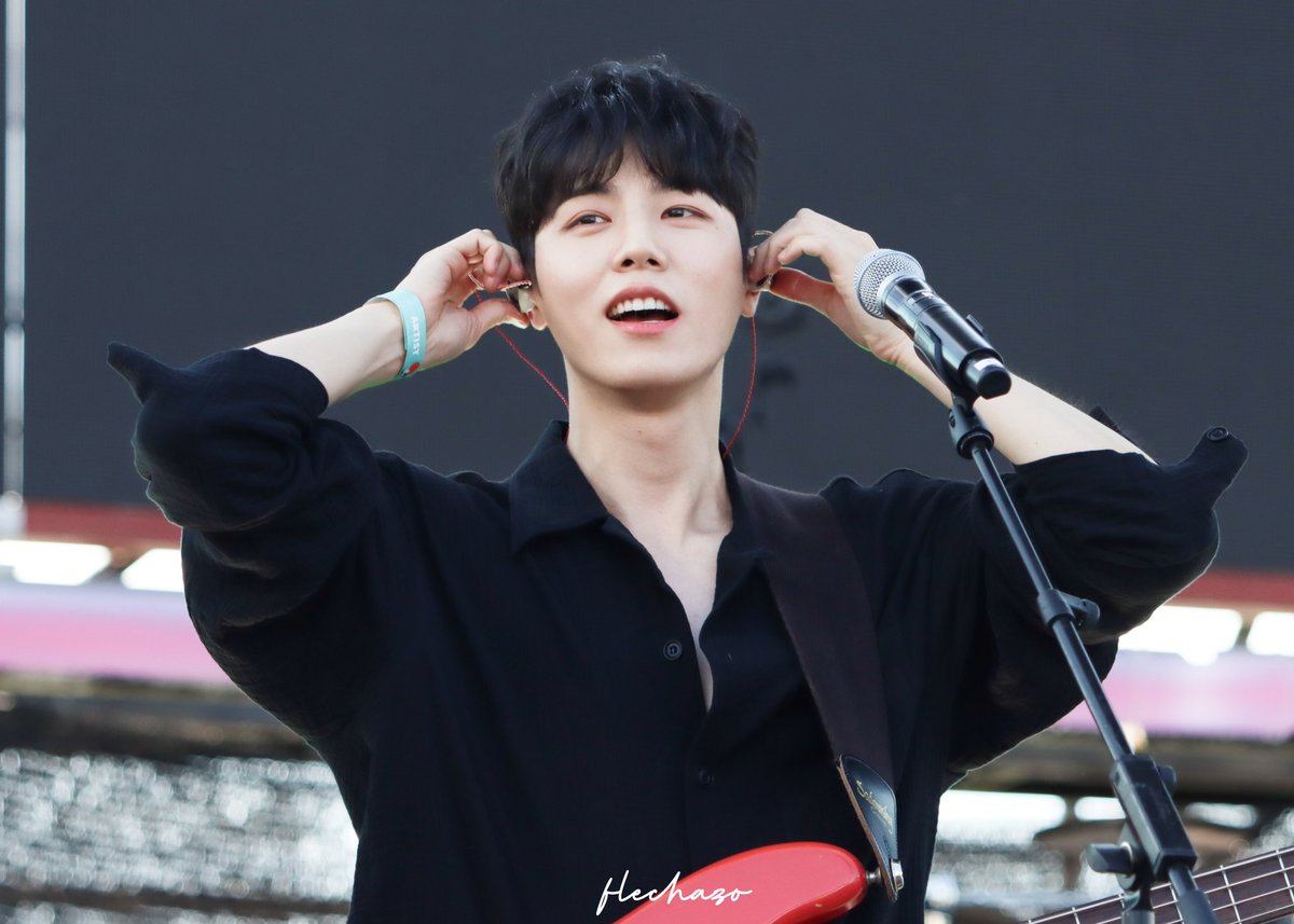 flechazo_1103's tweet photo. 220903 썸데이 페스티벌 
🌹🌹🌹
#더로즈 #재형 #이재형 #therose @TheRose_0803 https://t.co/y09NA1Y04N