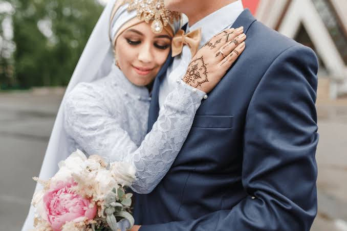 amannotnice's tweet photo. @YuriBriarswife @Rhumtweet @ThakurRohit00 @Sri23Eri @janjanj88633998 @Avasa_ @SH0WMEPERILD0LL @canudoone Lol, mandatory where? Only indian subcon. Nuslims brides wear it.  Muslims don't even have a standard wedding procession leave alone the outfit. They appropriate it from the culture where they go. Subcon. Muslim brides started wearing after appropriating it from Hindus https://t.co/DUwdx7hcZ3