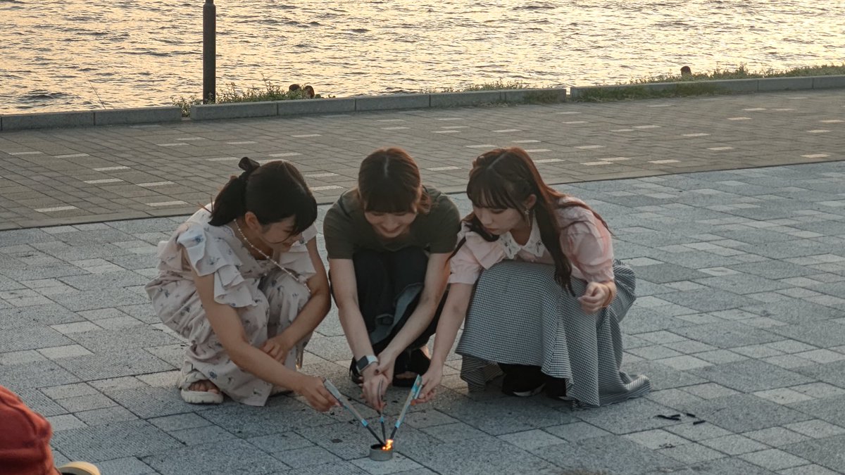 DOLFTuKqBihJiAE's tweet photo. 8月27日豊洲ぐるり公園
@_10chan_  @pyon_x_x_rui  @airi_chan9 
みんなでピストルに火をつけてる🔫🔥
#KNOA #花火 #撮影会 #豊洲 https://t.co/1WcaIvIwSG