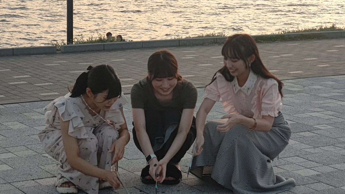 DOLFTuKqBihJiAE's tweet photo. 8月27日豊洲ぐるり公園
@_10chan_  @pyon_x_x_rui  @airi_chan9 
みんなでピストルに火をつけてる🔫🔥
#KNOA #花火 #撮影会 #豊洲 https://t.co/1WcaIvIwSG