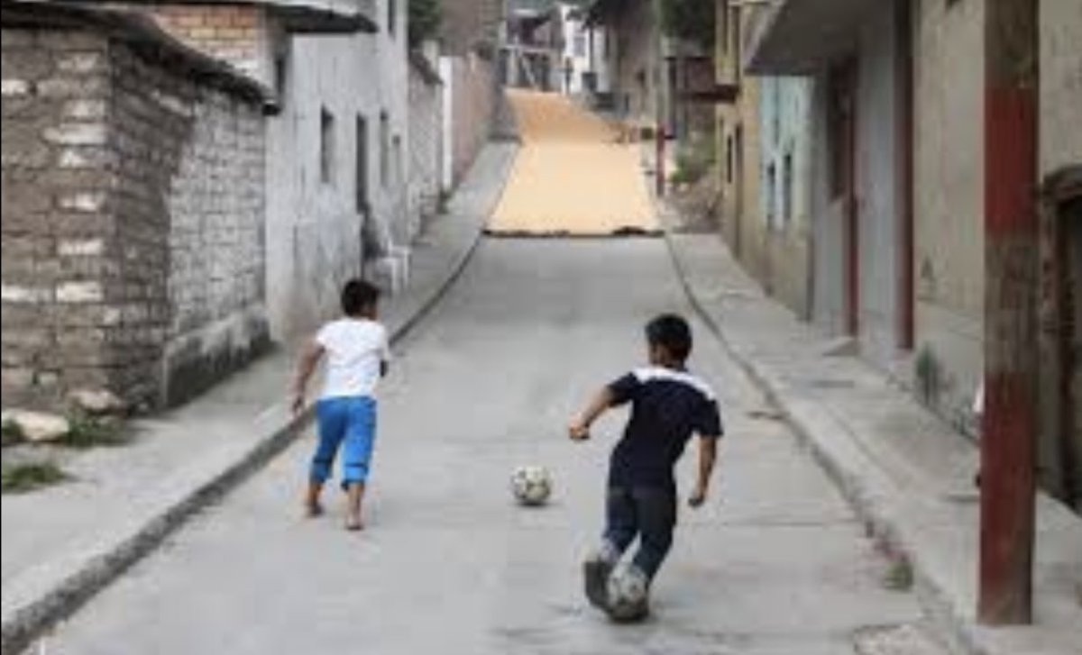 JvanderB78's tweet image. “Remember children don't learn anything from obedience other than how to command and obey, a dubious education at best. 

They learn everything else by listening, watching, playing and discovering. This real learning takes place on their schedule, not ours.”