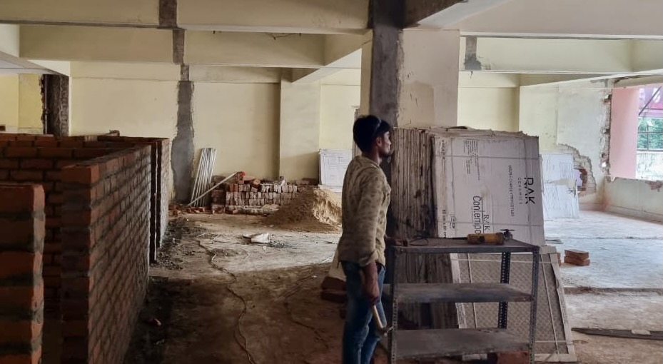 SandeepPoundrik's tweet photo. Work going on in development of Co-working spaces for start ups in Patna. About 25000 sq feet of space will be made available to registered start ups in heart of Patna; Mourya Lok and Fraser Road. The work is likely to be complete by November 2022. #startupindia https://t.co/TjZ7CvAxcY