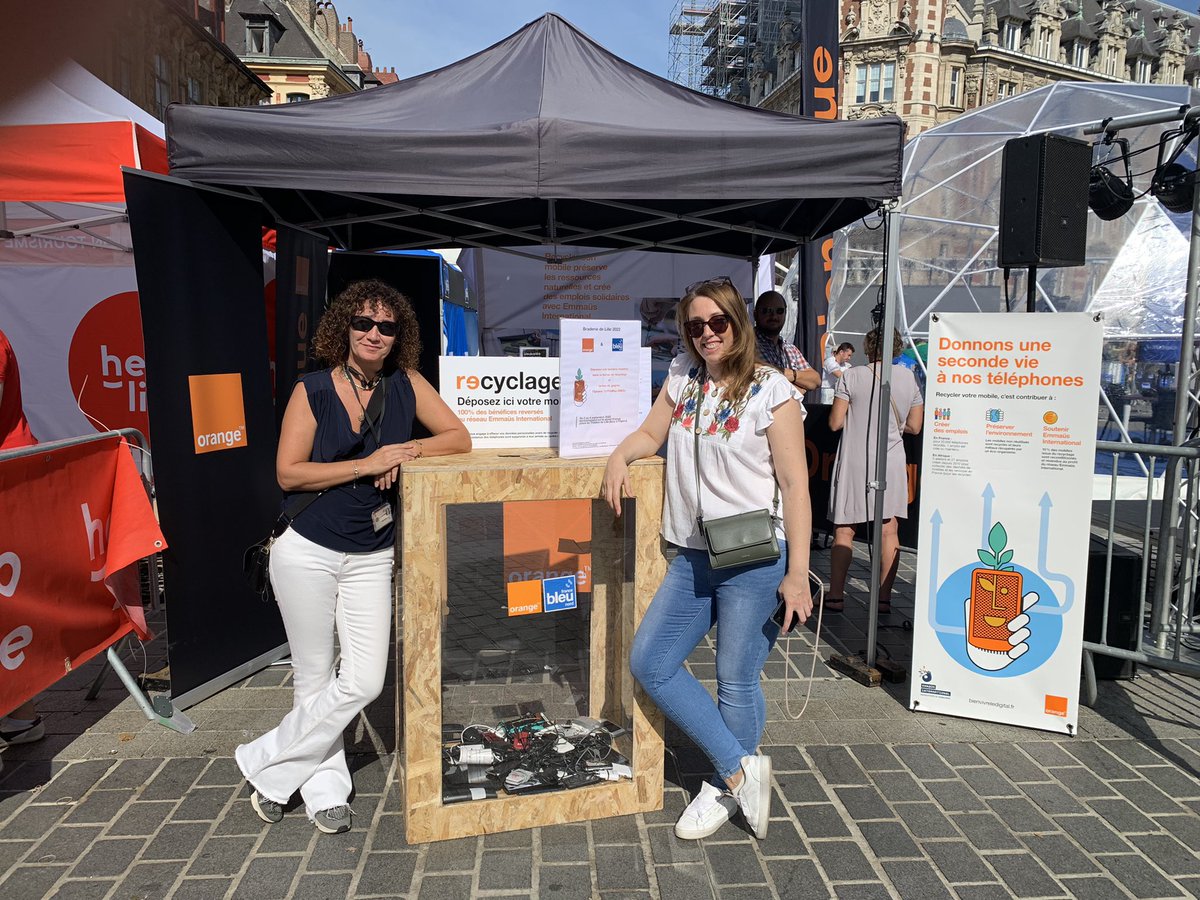 On vous attend avec le sourire sur le stand #Orange #FranceBleu à la braderie de Lille place du théâtre. on récupère vos vieux téléphones pour les #recycler! <a href="/OrangeGrandEst/">Orange Grand Est</a> <a href="/pauline_vignali/">Vignali Pauline</a> <a href="/bruyant_ingrid/">Ingrid Bruyant</a>
