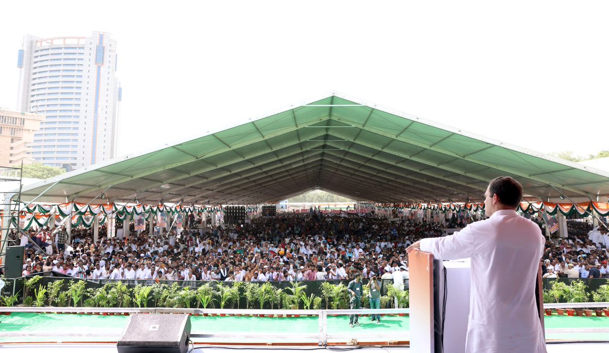 लोगों के चेहरों पर फैला यह उत्साह, उस उम्मीद और विश्वास की देन है जो उसे कांग्रेस ने दिया है। 

यह विश्वास, यह उम्मीद ही हमारी ताकत है। इसके बूते हम अन्यायी तानाशाहों का घमंड तोड़, एक नए और बेहतर कल की शुरुआत करेंगे।

#महंगाई_पर_हल्ला_बोल_रैली