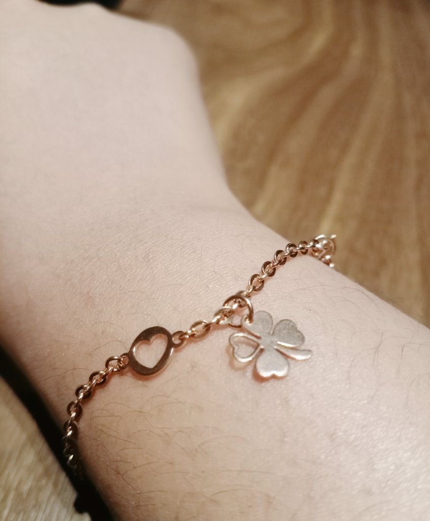 songinseokksl's tweet photo. Just bought this at a gold store β¨β¨β¨β¨ it has #ILOVEU (the order: I π π U) written on it with a four-leaf clover.. The designer is definitely an IC too π€£
#notcustom https://t.co/FAodxNP1Cz