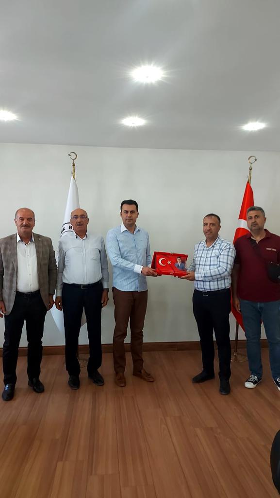 Başkandan anlamlı plaket.
Bulanık İlçe Kaymakamı ve Belediye Başkan Vekili Sayın Mehmet İlidi 'ye ilçemizde yaptığı çalışmalar ve Şehit ve Gazi aileleri verdiği destekten dolayı teşekkür ederim. Yeni görev yerinde başarılar dilerim Bulanık Şube Başkanı Tahsin Öndül