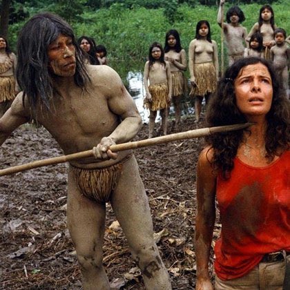Yasaklanan Cannibal Holocaust

Filmde sahneler o kadar gerçekçiydi ki yönetmen cinayetle suçlanarak tutuklandı. Mahkeme  oyuncuların filmde öldürülmediklerinin ispatlanması istedi. Oyuncular ölmediklerini kanıtlamak için mahkemeye gittiler.

İzlememiş olanlara kesinlikle öneririm