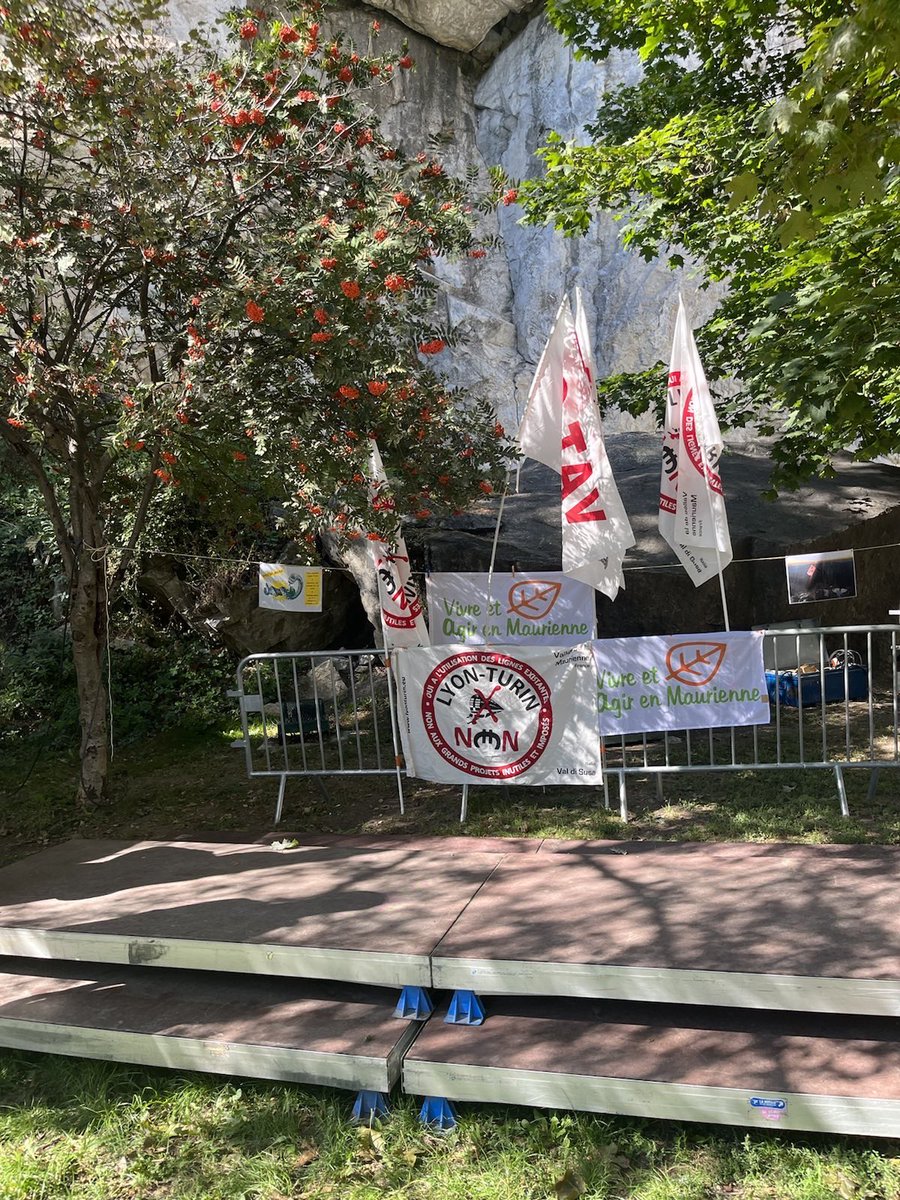 GDelbosCorfield's tweet photo. Bien arrivée à #Villarodin_Bourget pour le rassemblement en soutien aux habitant-es contre les travaux du #LyonTurin ✊
#StopGPII #NoTav https://t.co/vyV51jv8Jj