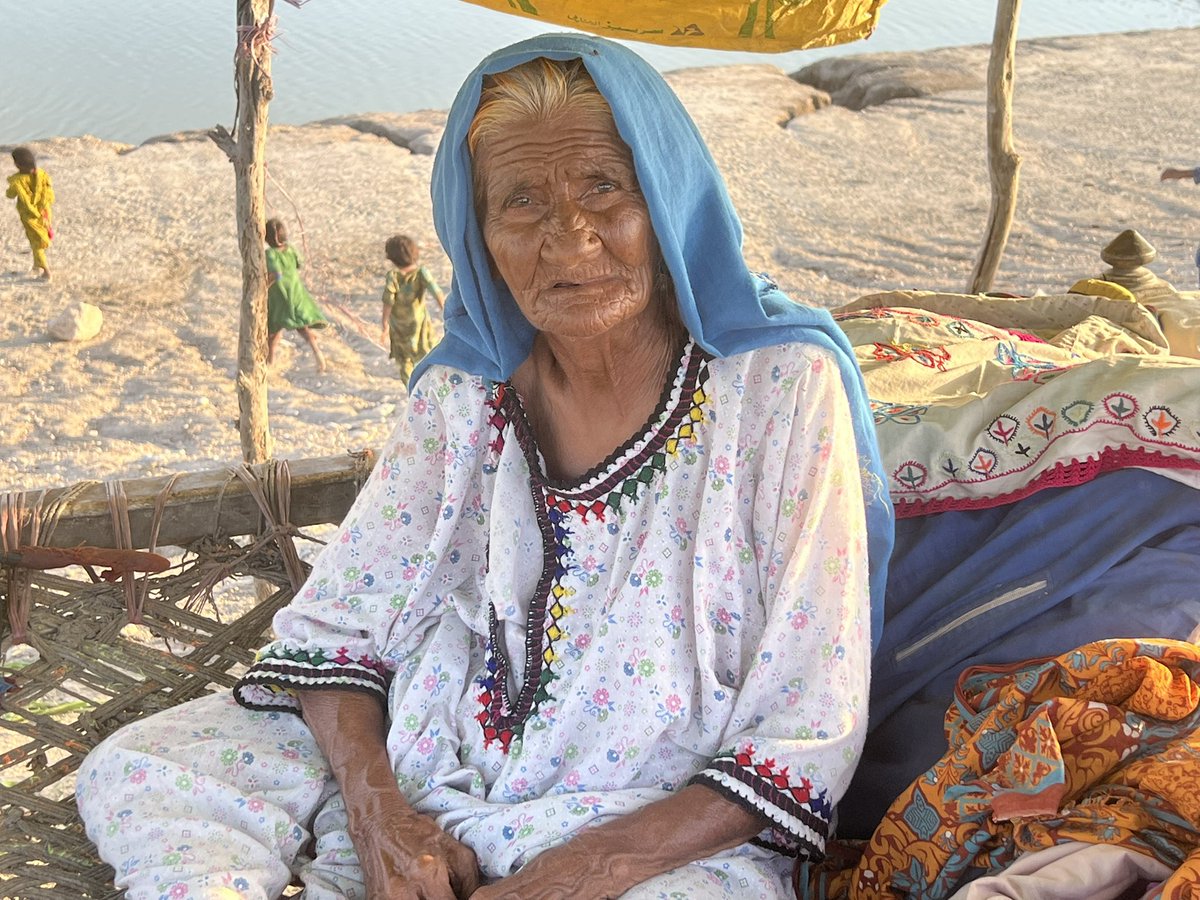 SaimaMohsin's tweet photo. We found an entire neighbourhood fled from #MancharLake to the highway nr #Dadu
Their village flooded in the middle of the night at 3am
After the escape, rescue &amp; exodus
This is the story of how people are living in #PakistanFloods 
TUNE IN @SkyNews today 
https://t.co/LFXjbcDuGd https://t.co/JMygtRorKs