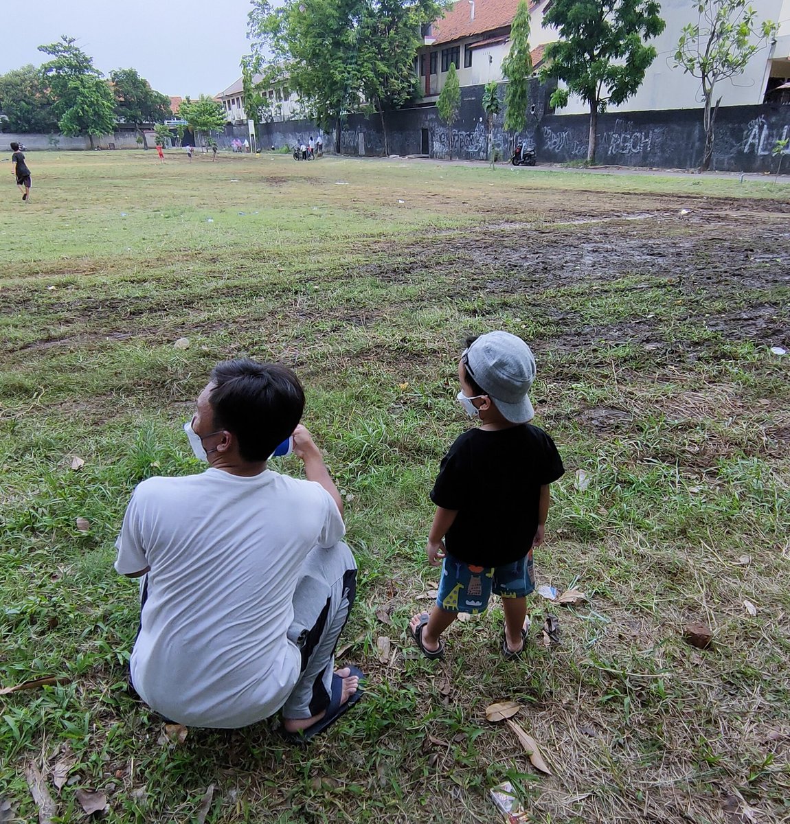 cloud_igha's tweet photo. ini sebenernya yg main layang-layang bapaknya apa anaknya ni... https://t.co/pSSI31AUz5