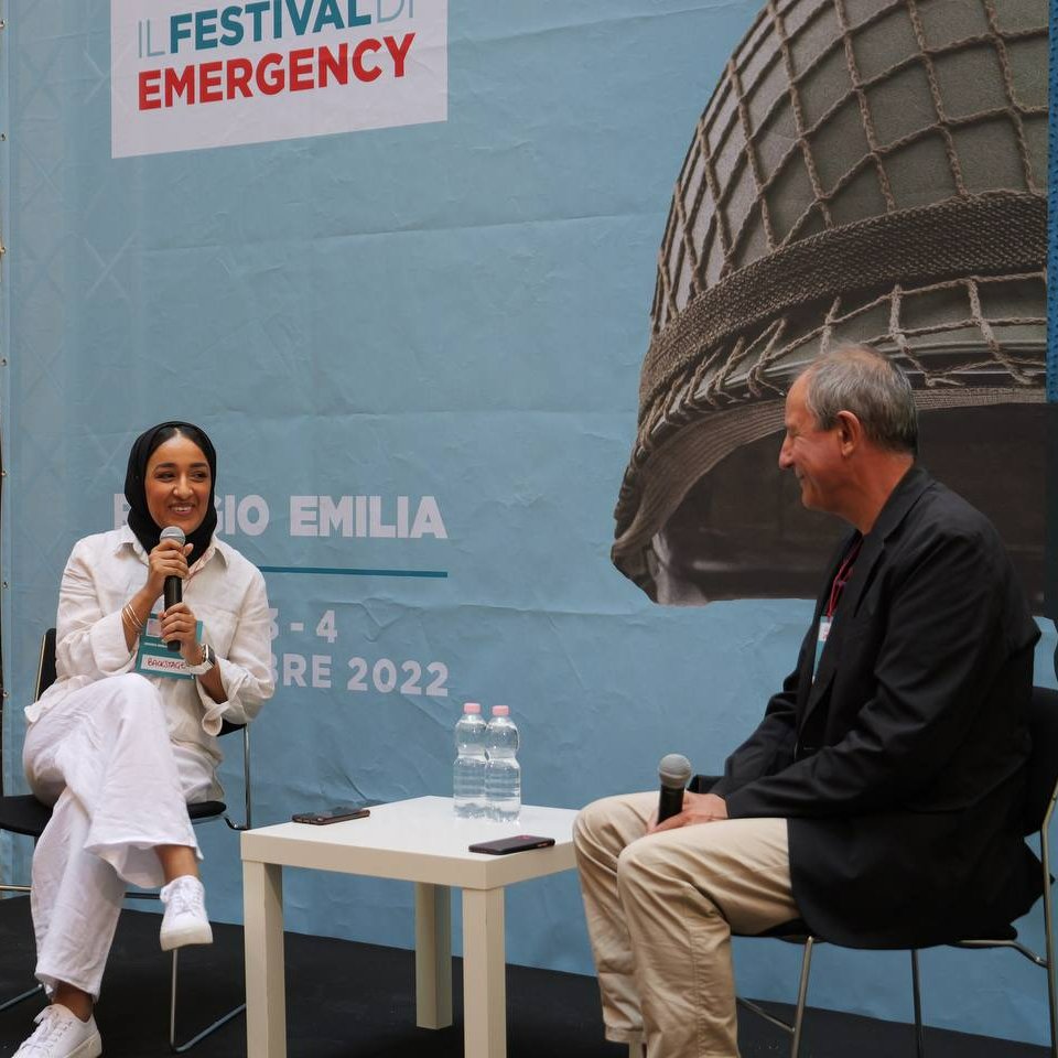 emergency_ong's tweet photo. "Capita molte volte che insegnanti storpino nomi di ragazzi stranieri di seconda generazione. 'Mohamed' diventa 'Andrea', 'Takoua diventa 'Serena'. Il nome è la prima cosa che fa l'identità di una persona. Se cambi il nome, non sei disposto ad accettare niente di lei." @takouaBM https://t.co/pya3MEHKjb