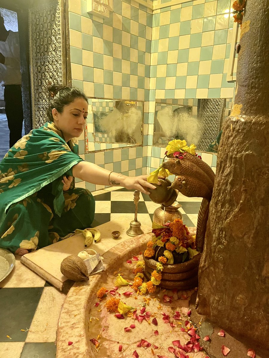 Thank u #mahadev 🙏🏻🐚📿💐 Divine darshan at “Anjaneshwar Temple”in Deogarh #Rajasthan ,temple dedicated to Lord Shiva, situated in a low-slung cave that is also home to fruit bats. Cave is said to be 2,000years old. #omnamahshivay #harharmahadev #guru #father #grateful #blessed