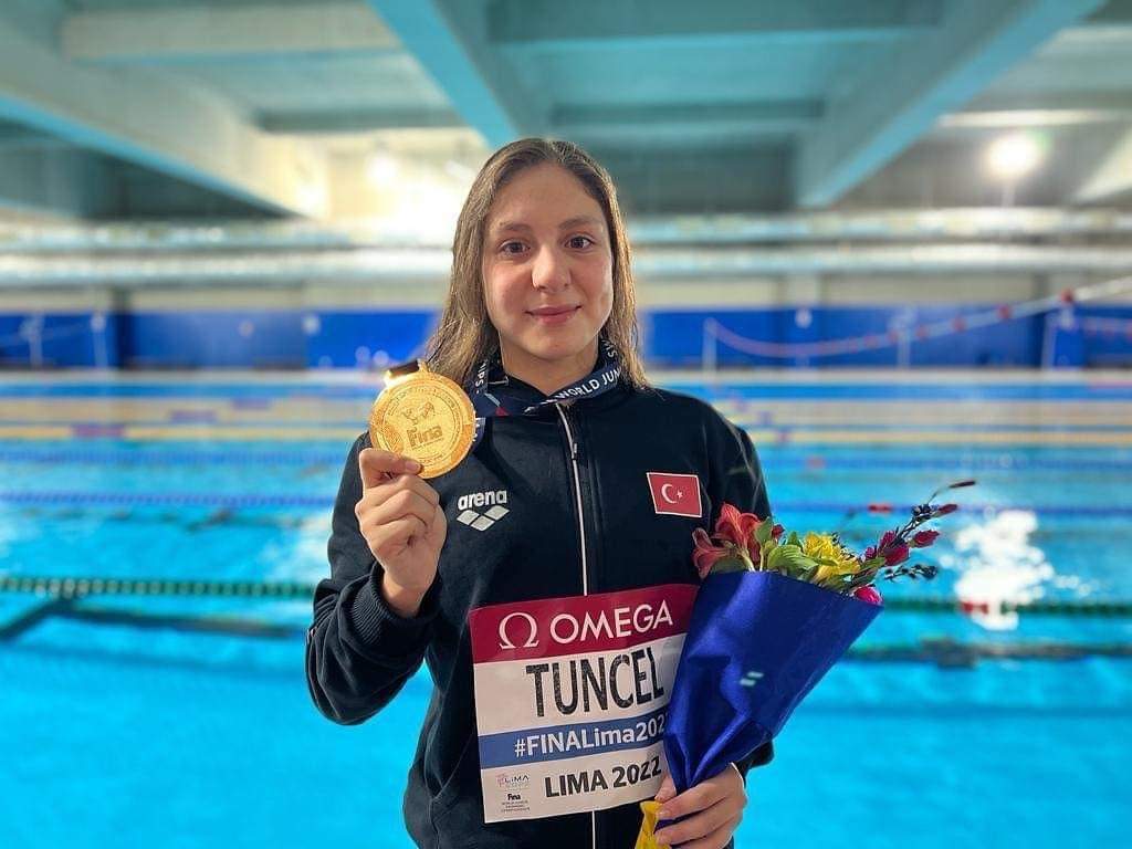 Peru’daki Dünya Gençler Yüzme Şampiyonası’nda milli yüzücümüz Merve Tuncel, 400m ve 800m’nin ardından 1500m’de de Dünya Şampiyonu olmuş.
Arada kaynamayıp anasayfalarda dolaşması gereken bir kişi, tebrik ederim.