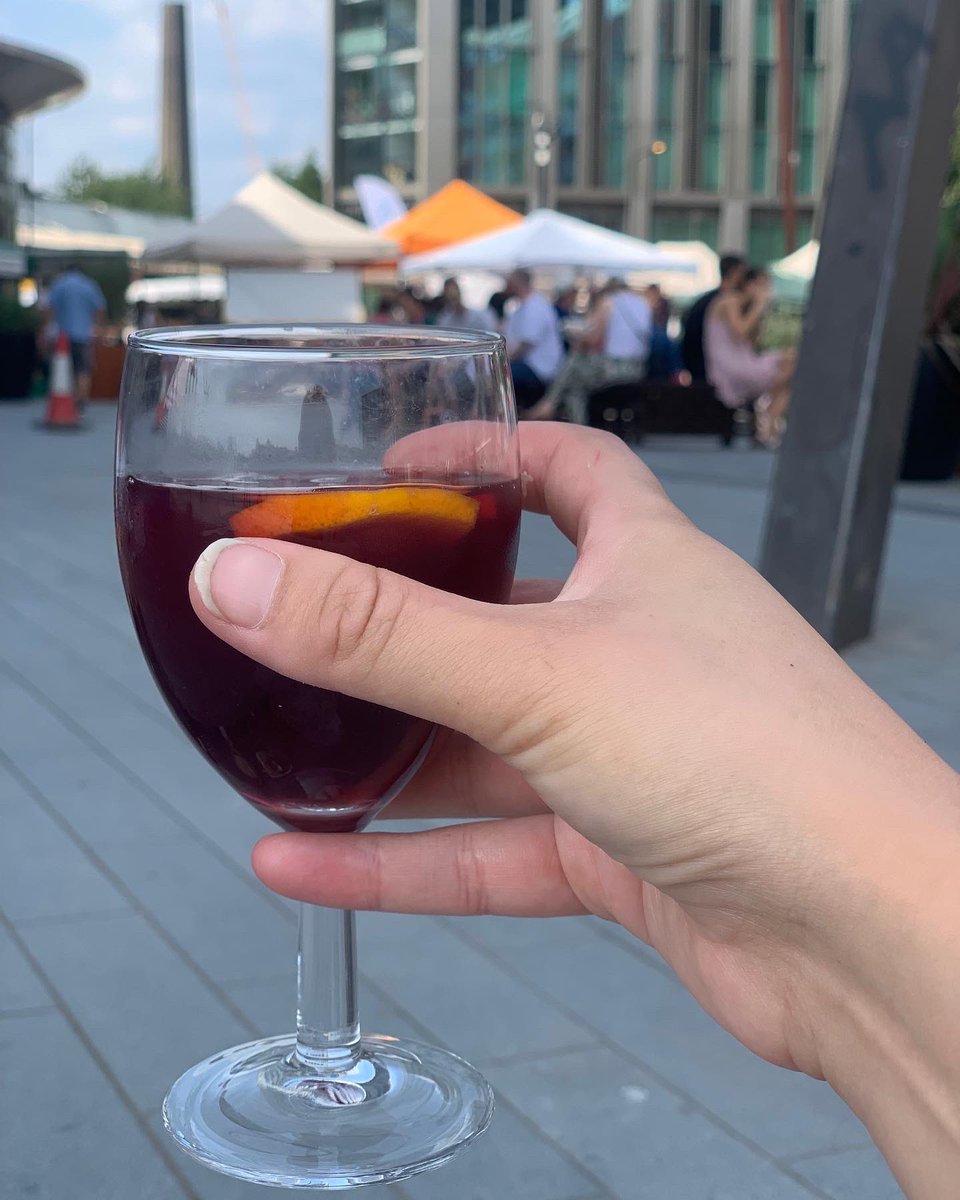 CanadaWMarket's tweet photo. The perfect lunch at Canada Water market starts with homemade sangria and ends with a pint of @kraftybraumeist Blondie!​🍻​​🍷​ Not to mention the street food sensation that is pakhlaan ​🍲​
​​👨🏽‍🍳​ Find us here every Sunday from 10am- 4pm by Canada Water underground station. https://t.co/jeaiVWQTAN