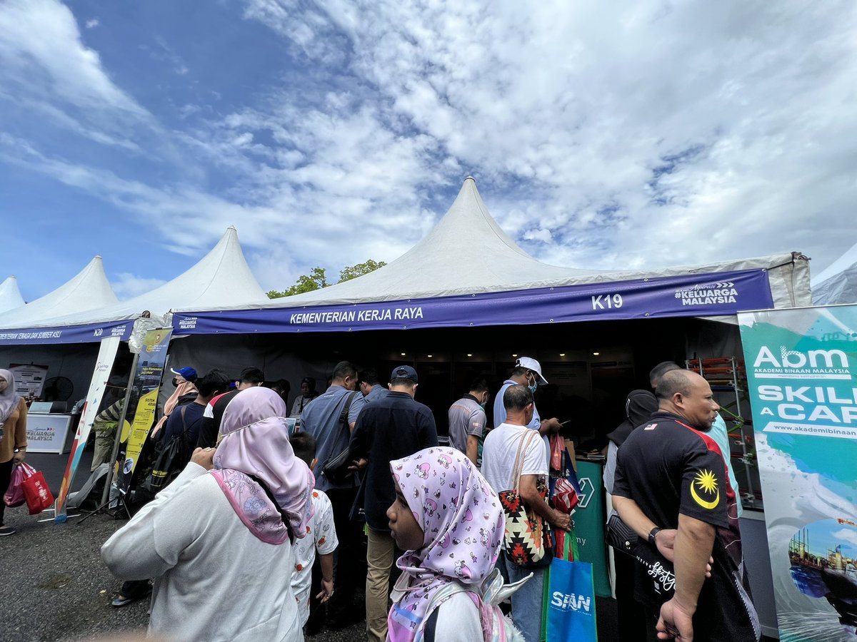 twit_abm's tweet photo. Jelajah Aspirasi Keluarga Malaysia kedah di Pekarangan Stadium Darul Aman, Alor Setar Kedah pada 2-4 September 2022.
Terima Kasih kepada semua yang hadir ke booth Kementerian Kerja Raya πβ¨
#abmutara #aspirasikeluargamalaysia #kedah https://t.co/e5wx7bKao1