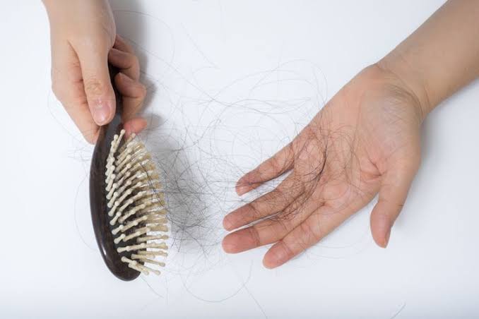 Rambut rontok bisa disebabkan oleh berbagai hal seperti kesalahan dalam perawatan dan penataan rambut, efek samping obat tertentu, dan faktor genetik. Berikut beberapa cara untuk mengatasi dan merawat rambut rontok #racuninhaircare #haircare #rekomendasishopee

--a thread