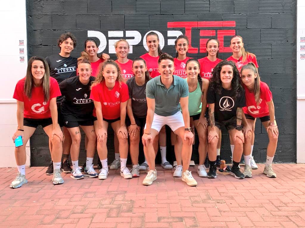 CiudadDeMurcia's tweet photo. Reinauguración #Deportec
PATROCINADOR | 🏋️♂️
Nuestras jugadoras acudieron a la reinauguración de centro de entrenamiento Deportec, liderado por nuestro Preparador Fisico @AbelJimenezR_
Deportec vuelve a ser uno de los patrocinadores oficiales de este año ❤️🖤💪 https://t.co/VuWUGQmxFs
