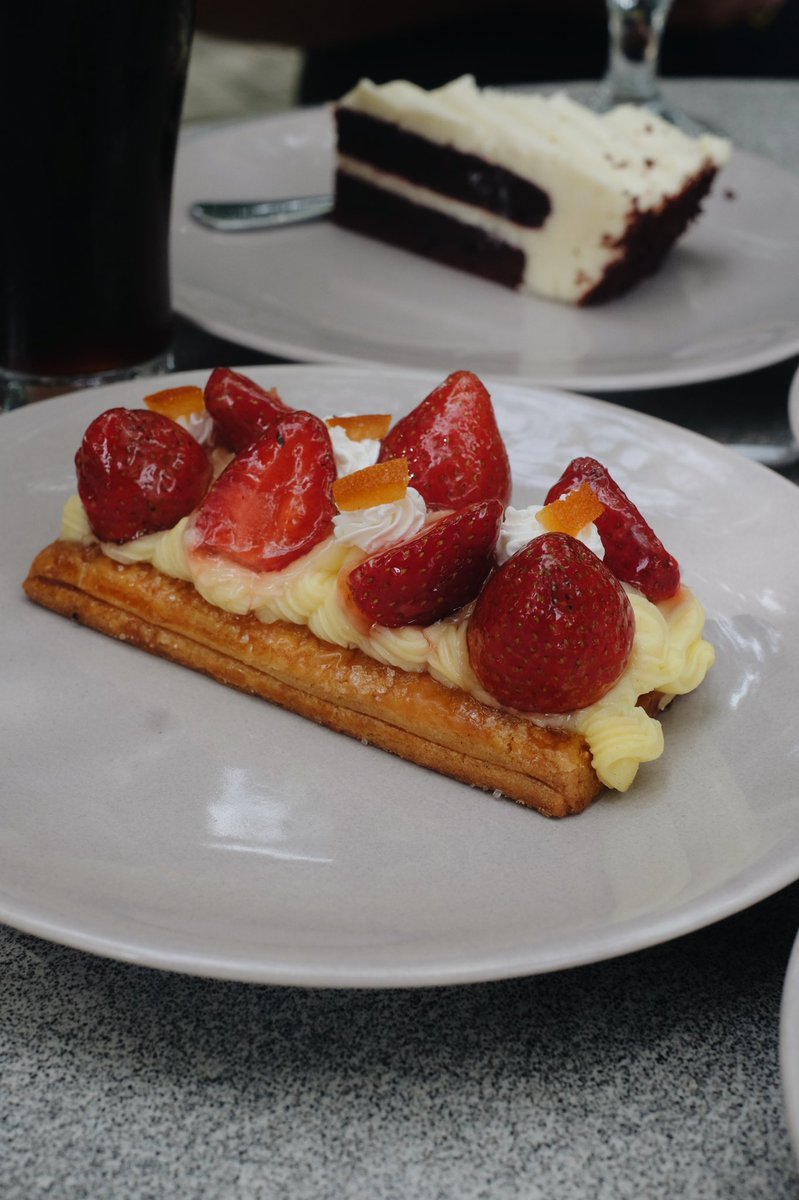 Cake di Cinema Bakery ini nampaknya tidak ada yang gagal ya kawand, semuanya enak. Favorit kami sih si choco krispy (foto ketiga) karena lumer banget yaallah di mulut, sama strawberry pie (foto keempat) di mana pie-nya lah juaranya 👌🏻✨