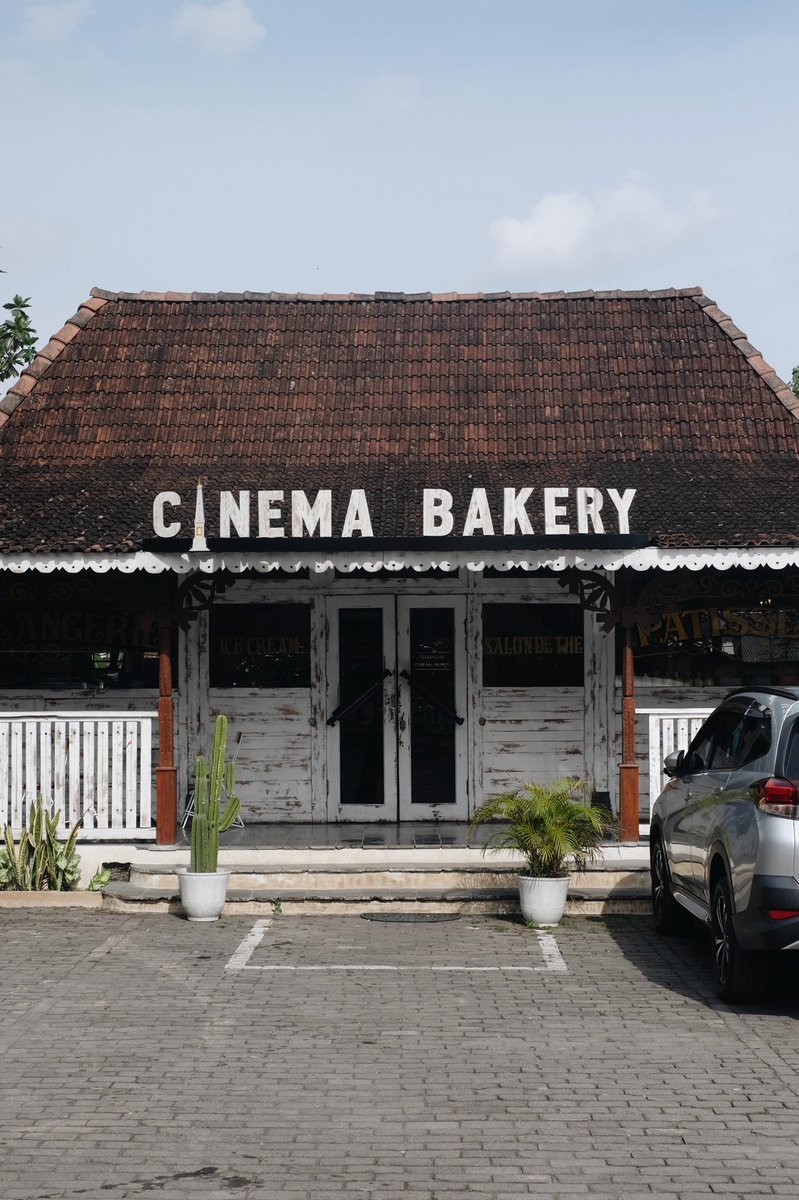 bensiagian's tweet image. Cake di Cinema Bakery ini nampaknya tidak ada yang gagal ya kawand, semuanya enak. Favorit kami sih si choco krispy (foto ketiga) karena lumer banget yaallah di mulut, sama strawberry pie (foto keempat) di mana pie-nya lah juaranya 👌🏻✨