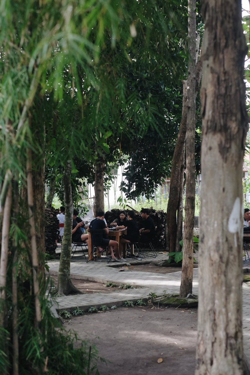 bensiagian's tweet image. Cake di Cinema Bakery ini nampaknya tidak ada yang gagal ya kawand, semuanya enak. Favorit kami sih si choco krispy (foto ketiga) karena lumer banget yaallah di mulut, sama strawberry pie (foto keempat) di mana pie-nya lah juaranya 👌🏻✨