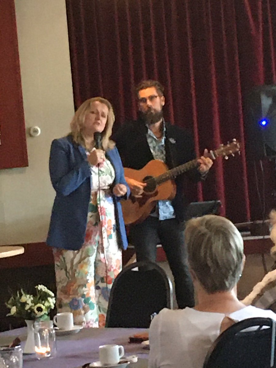 cpmaaenhunze's tweet photo. Het was een zeer geslaagde lunchbijeenkomst voor de mantelzorgers van @cpmaaenhunze @ImpulsWelzijn uit @aaenhunze met een mooie waarderingtoespraak van @KienatenBrink en een fantastisch optreden van @martijje en @allardgosens bij
café ‘t Keerpunt in Spijkerboor. https://t.co/bmHz3TMyoi