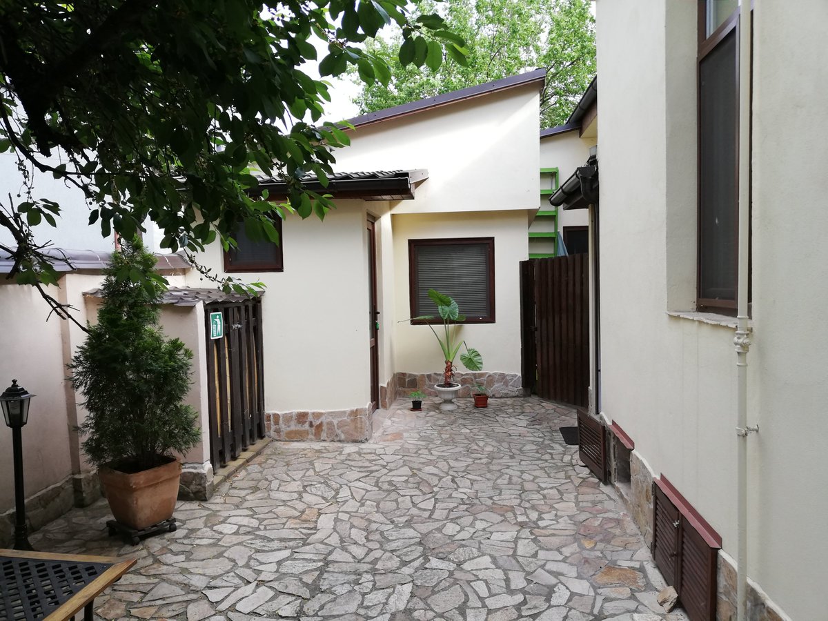 ArthouseL tweet picture