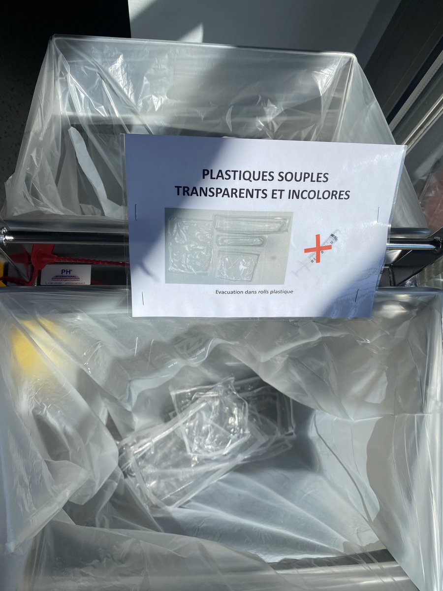POpARToulouse's tweet photo. 🌿💉🗑La #GreenRea au @POpARToulouse @CHUdeToulouse c’est quoi ? C’est quasi supprimer les #DASRI, c’est organiser des filières de revalorisation du #plastique, du #papier, des #cartons, et se rappeler que LE MEILLEUR DÉCHET C’EST CELUI QUE L’ON NE PRODUIT PAS ! https://t.co/x0xiIx5tLb