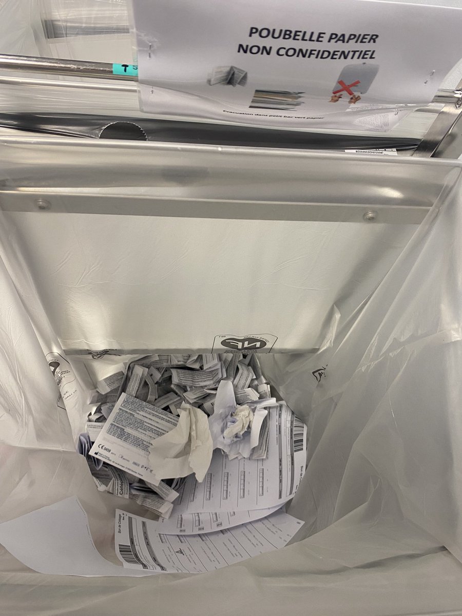 POpARToulouse's tweet photo. 🌿💉🗑La #GreenRea au @POpARToulouse @CHUdeToulouse c’est quoi ? C’est quasi supprimer les #DASRI, c’est organiser des filières de revalorisation du #plastique, du #papier, des #cartons, et se rappeler que LE MEILLEUR DÉCHET C’EST CELUI QUE L’ON NE PRODUIT PAS ! https://t.co/x0xiIx5tLb
