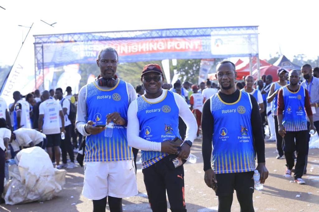 Likkle_Benh's tweet photo. Centenary Bank's MD Fabian Kasi also on the run #rotarycancerrun2022 #TogetherAgain @CentenaryBank https://t.co/ed8pWNgVVD