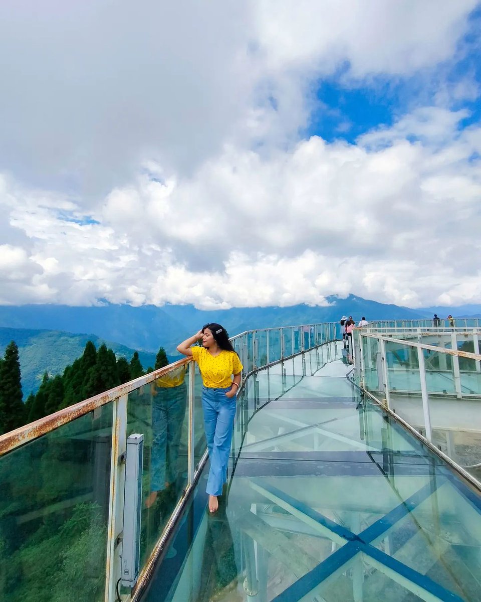 sikkimdiaries's tweet photo. Skywalk at Pelling, West Sikkim 😍🥰
#sikkim #darjeeling #northeastindia #incredibleindia #sikkimdiaries #pellinghomestay #iampurandahal #sikkimadventure #northsikkim #gangtok #pelling #ravangla #namchi #lachen #kurseong https://t.co/UhLmEbnC63