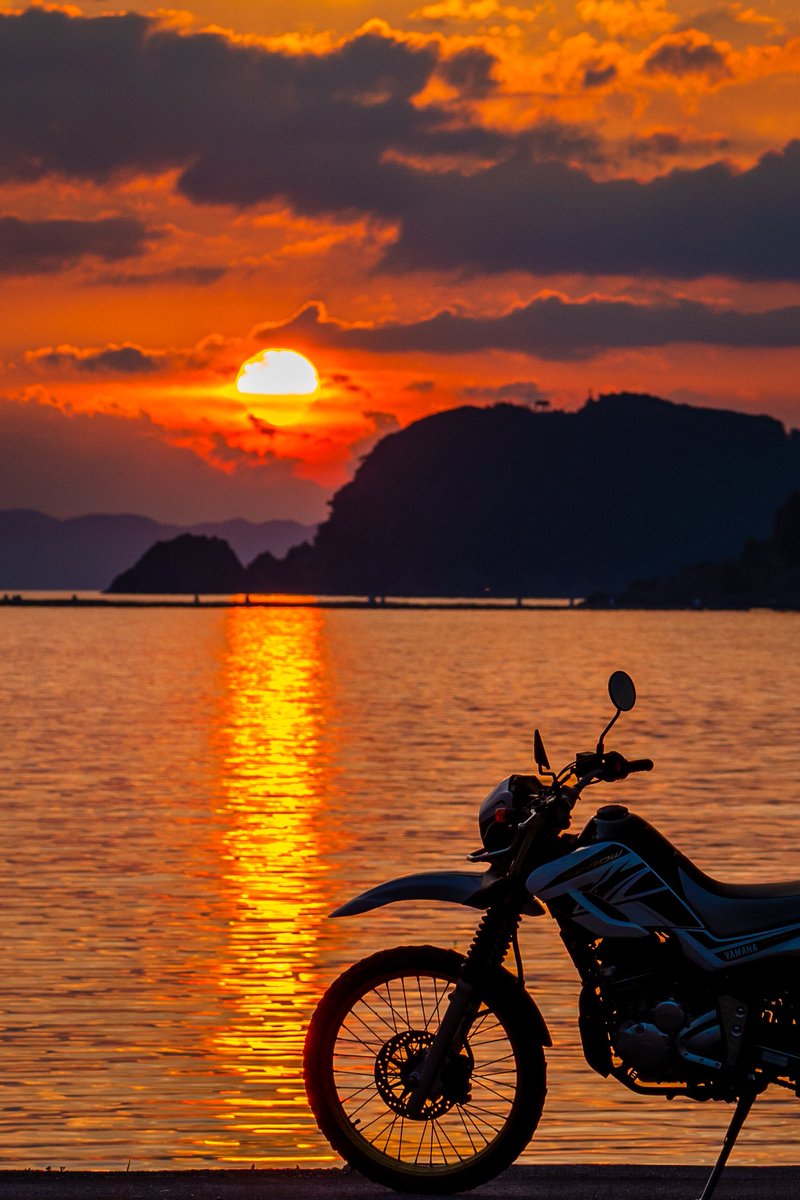 MaSaPhotoRider's tweet photo. 真っ赤な夕陽とセロー https://t.co/likEfs6UaS