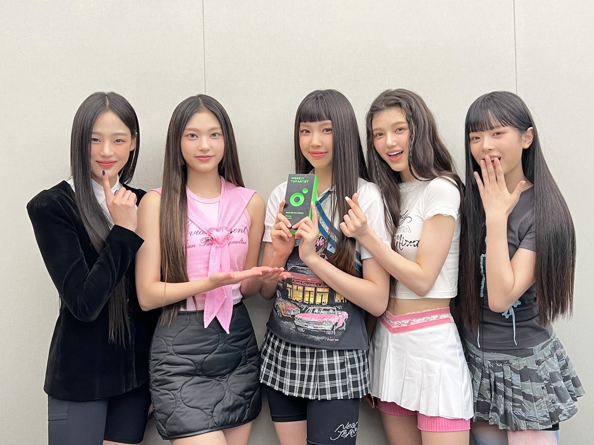 [NewJeans Commentary👀]

안녕하세요 뉴진스입니다!👖저희 데뷔곡 Attention을 많은 분들께서 사랑해주셔서 멜론 🍈주간 인기상을 받게되었습니다  🥳 앞으로도 저희 뉴진스의 노래 많이 들어주시고 응원해주세요💓