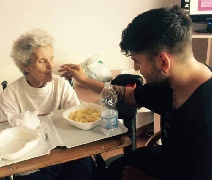 A volte non mi riconosci,dici tutti i nomi della famiglia prima di dire il mio,ma sei la mia nonna.A chi ha ancora i nonni, dategli un bacio o un abbraccio in più,purtroppo non saranno eterni. In un mondo pieno d'odio cosa c'è di meglio di dar da mangiare a nonna♥️
E. Cappellini