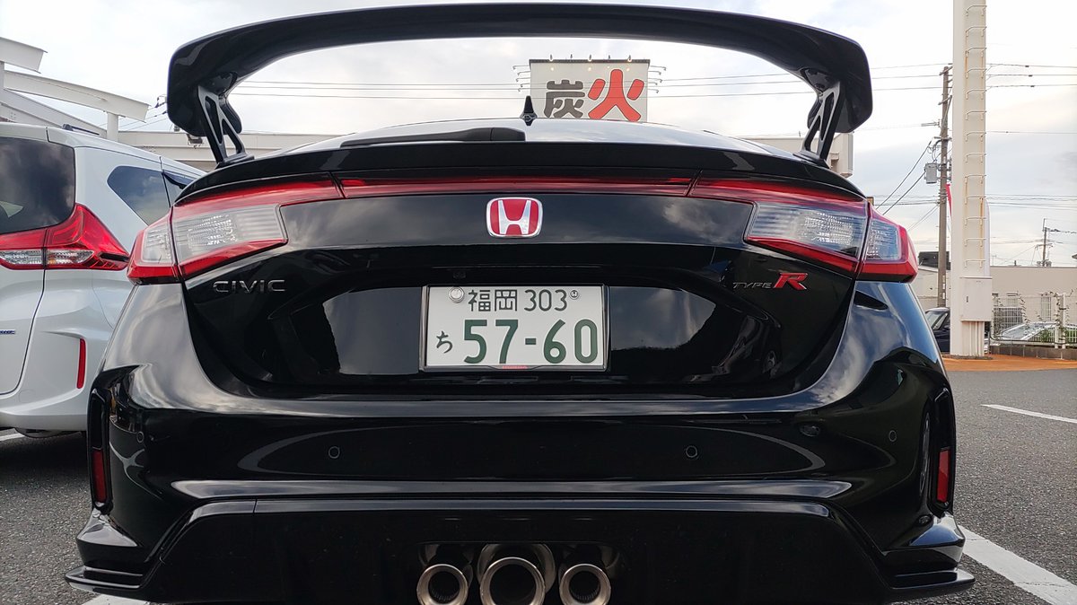 kozy1608's tweet photo. 仕事帰りCIVIC TYPE-Rのカタログ貰いに、ウチの担当である店長のディーラーに寄ったら現車が！！！
店長権限で特別に1人での試乗をさせて頂きました(笑)

仕事疲れが吹っ飛ぶ位楽しかったー＼(^o^)／

#CIVICTYPE-R
#FL5
#ホンダカーズ福岡筑紫野インター店 https://t.co/sPDIdtxgAH