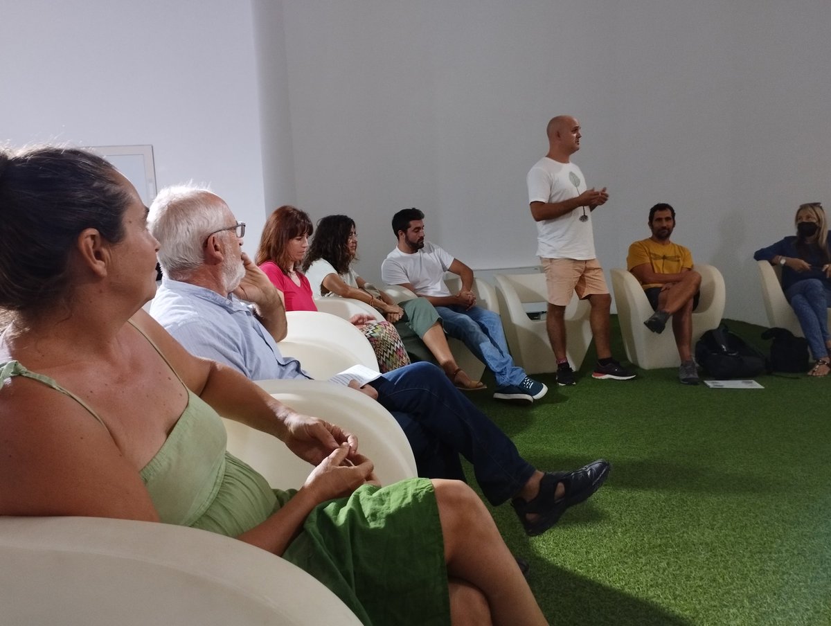 SemillasAragon's tweet photo. Mi huerto es mi lugar de felicidad, mi mildfullness, dice @GargalloMiguel en la tertulia de los ortales en la #faba2022 Mi reto es seguir cultivando mientras pueda y compartir lo que produzco. @sevegodina @BosqueHabitado @laura_ezquerra #DudaDeTuConsumoRadio3 https://t.co/ZbetQ9MOLp