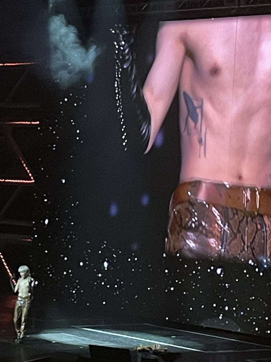 taeyong's tattoos made an apperance tonight 🥴
