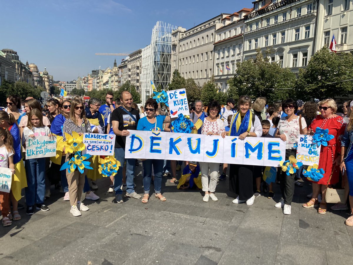 R_Bartonicek's tweet photo. Není tady moc novinářů, spis skoro žádný, takže nevím, kdo se dozví o tomto setkání. Rád bych ukázal, jak se dnes sešli na Václavském náměstí Ukrajinci na Pochod vděčnosti České republice za její obrovskou pomoc. Přinesu ještě další informace. https://t.co/hgbUcOpiQn
