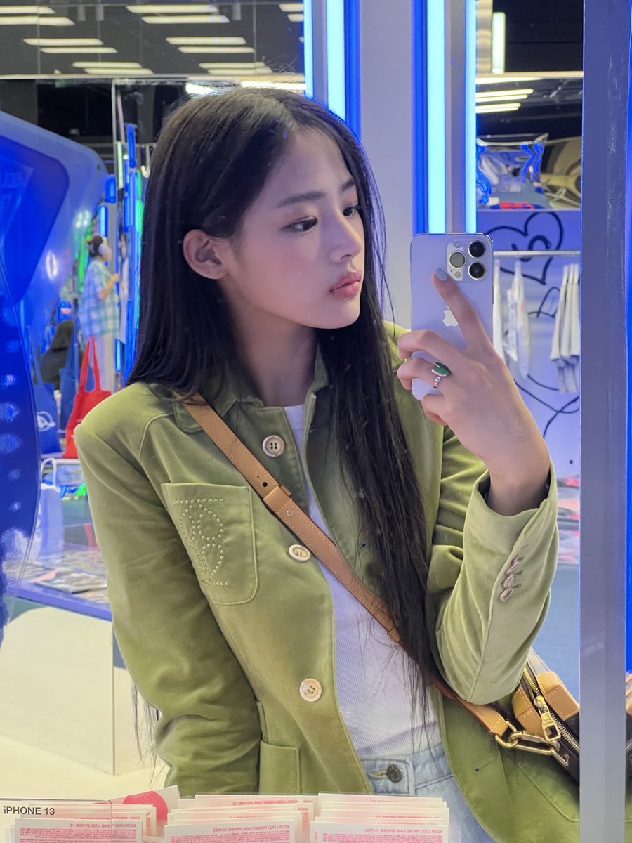 Yez i love mirror selfie.