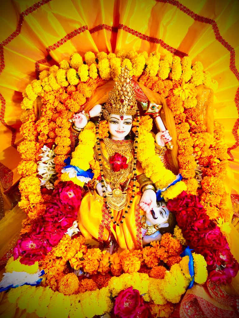 माँ पीताम्बरा बगलामुखी सदैव बुरी शक्तियों से अपने भक्तों की रक्षा करती हैं। माँ की उपासना से साधक का जीवन सदा के लिए निष्कंटक हो जाता है।