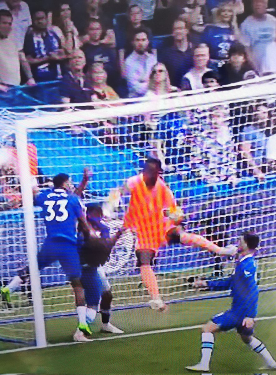VinothBaskaran's tweet photo. @_DeclanRice Guess who is pulling Mendy's shirt? It is Westham no24 @KehrerThilo
Why doesnt anybody talk about it? @BBCMOTD @GaryLineker @alanshearer VAR are stealing a living. How long can this go on?

@ChelseaFC Punish anybody who talks about this nonsense is an amazing idea. https://t.co/7J4dtZPOim