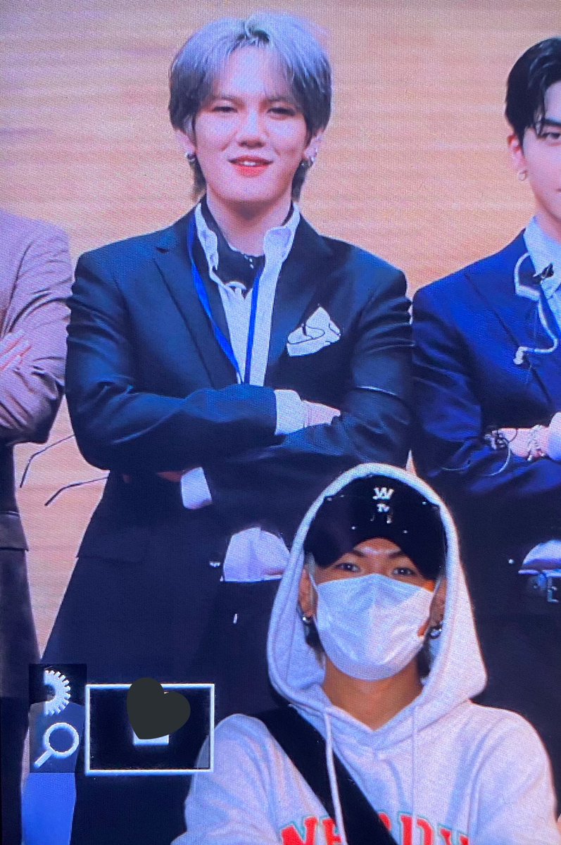 bitto_123's tweet photo. 화니 올~~~~🤭 #업텐션7주년축하해 #환희 https://t.co/jcOkRaMvKn