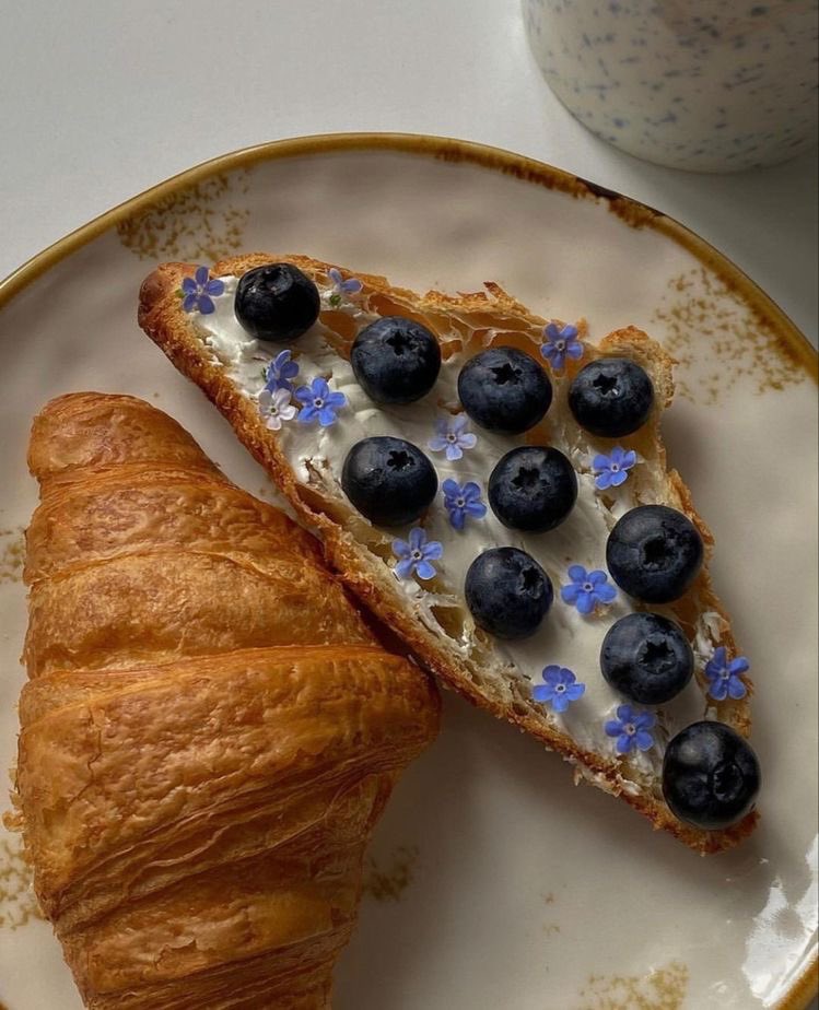 300moods's tweet photo. 🥐 🫐  blueberry croissant https://t.co/VKLEz6IUJW