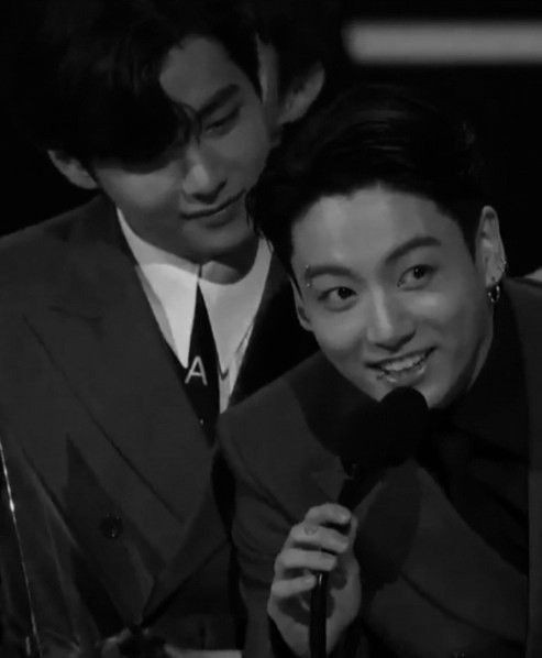 sadesoju's tweet photo. Beklerim ben seni, bir daha bulabilme ümidi ile beklerim ben. Mezarıma geleceğini bilsem hiç düşünmeden ölürüm ben.

#taekook #taekookau https://t.co/DNYAFbuMnZ