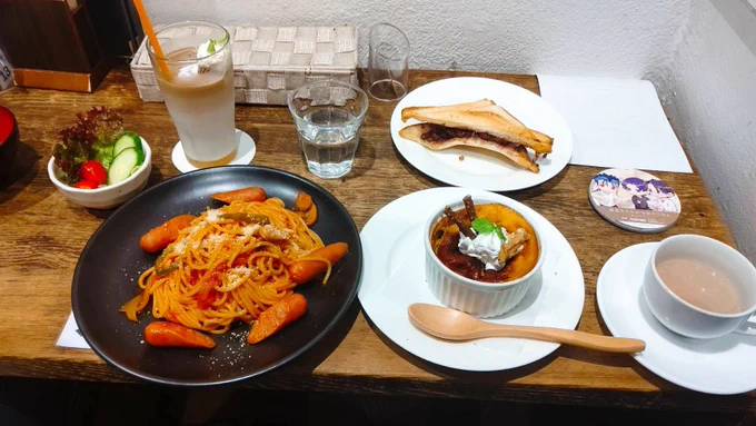 魔人に同行してえみやごはんコラボカフェ行ってきた!マチアソビカフェ久々〜〜カボチャプリン美味しかったしボリュームも凄かった一成(魔人の推し)が目の前に飾られてる席で良かったね… 