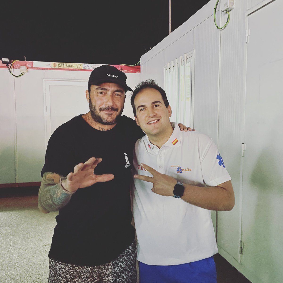 AdriVidalM's tweet photo. Y llegó!! DJ Nano @djnanoshow is in tha houseee!! 🤟🏼🤟🏼 https://t.co/UkRuPhf7zy