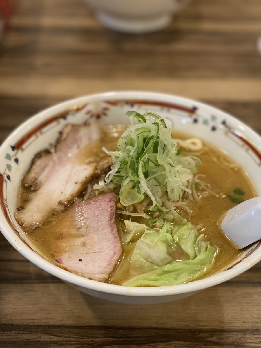 札幌 味噌ラーメン専門店 狼スープ！すみれの暖簾分！凄くマイルドな挽肉味噌スープに、キャベツなど野菜の甘みがとてつもないスープを完成させている！歯応えと、トロトロの2種類の焼豚が味が染みて凄く美味しい！！＃狼スープ ＃味噌ラーメン ＃札幌 ＃グルメ ＃昼飯