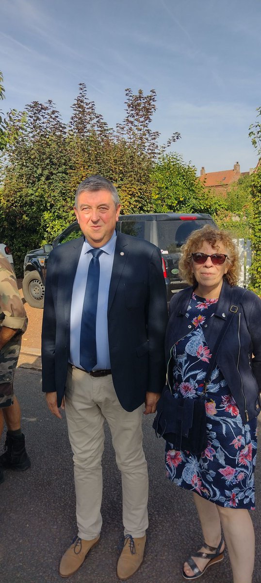 AireNouvelle1's tweet photo. LIBERATION !
Présence ce matin d' #AireNouvelle, avec #DidierRys  accompagné de #VeroniqueCrowyn  et de #FredericDubuisson,  au Monument aux Morts pour  la cérémonie du 78° anniversaire de la Libération d'#AiresurlaLys ! https://t.co/OMXU8bHwEN